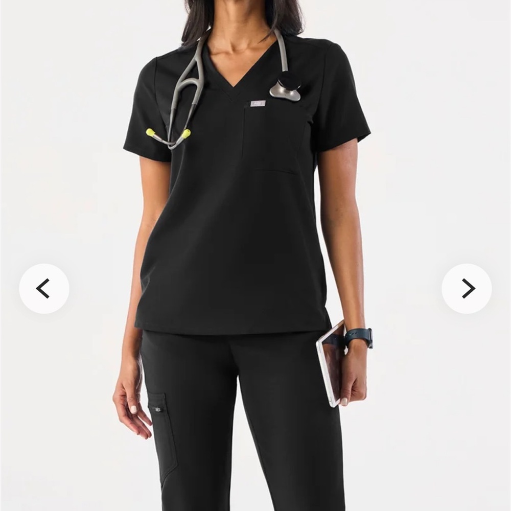 Figs Women's Black Jogger Scrub Set - Picture 3 of 4